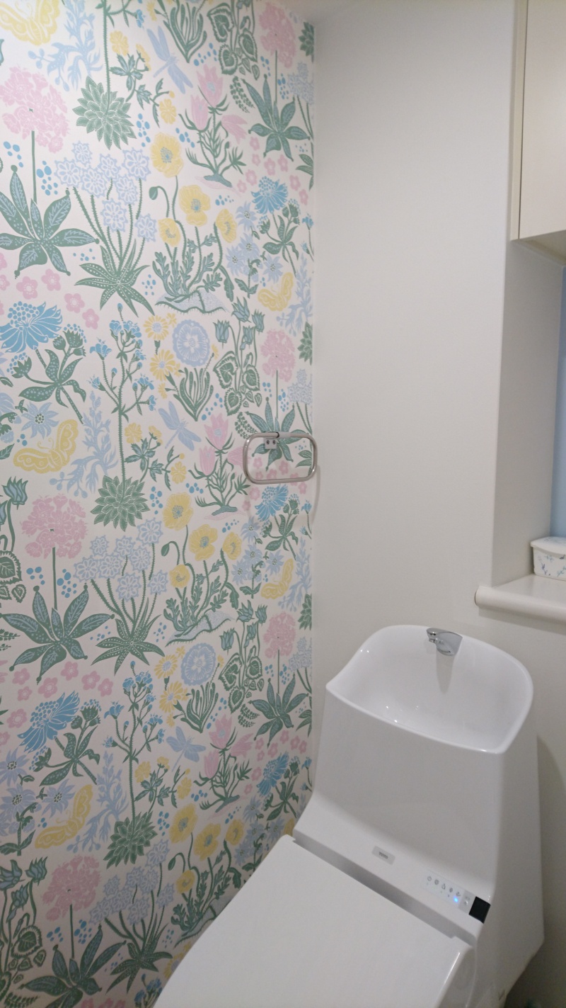 スウェーデンの壁紙 香川県高松市のオーダーカーテン専門店 布物語 カーテン ブラインド ロール カーテン インテリア用品を提案します